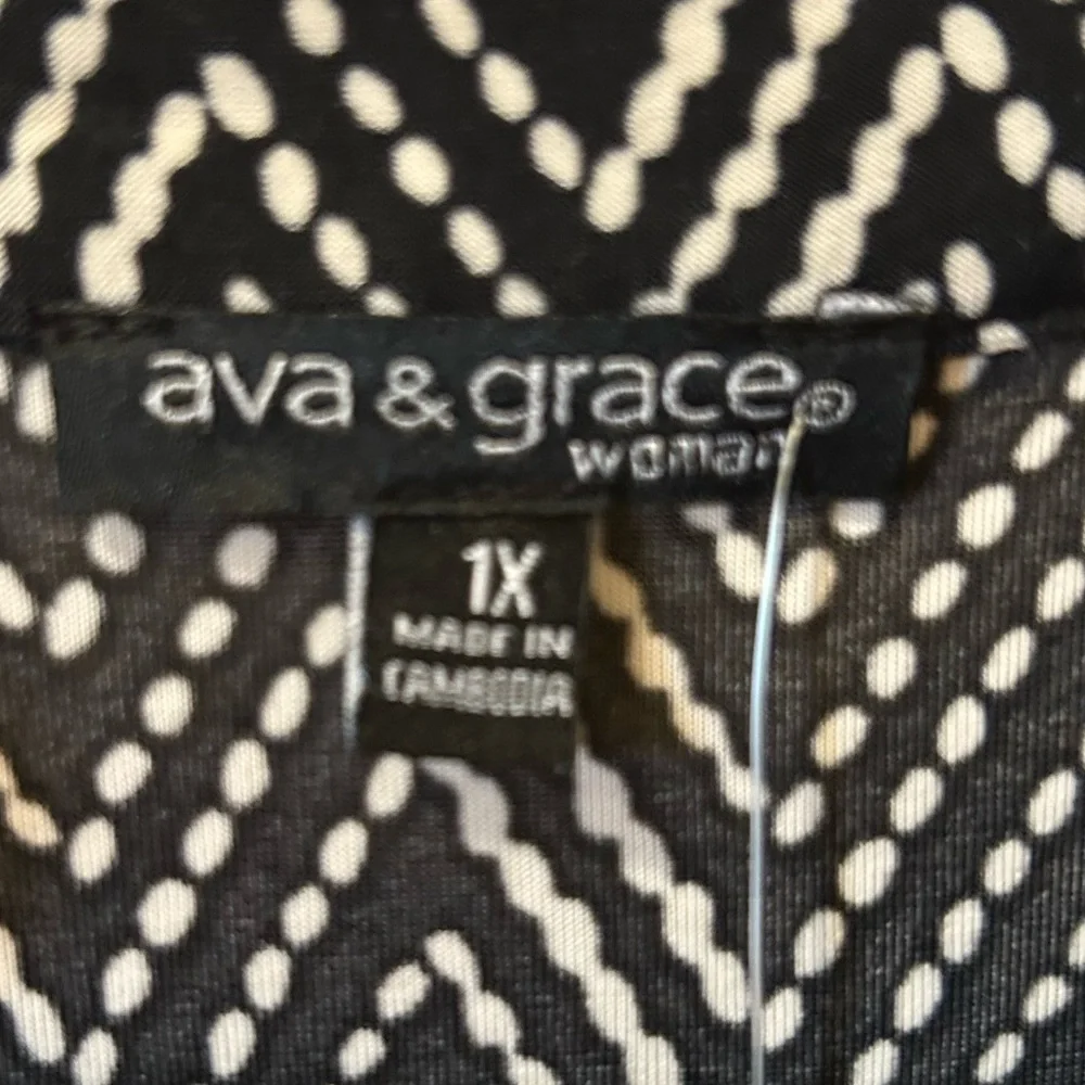 Ava & Grace 1X Black and White Zigzag Blouse V-Neck Metal Embellishment NWT - Picture 2 of 6
